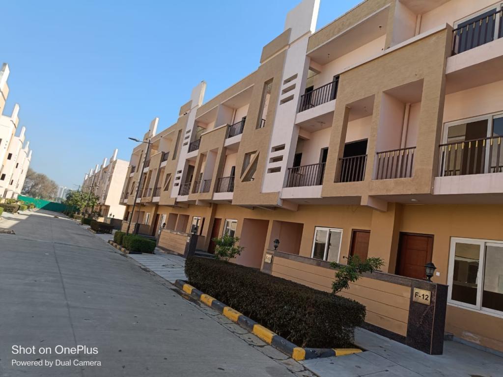 3 bhk Villa in Solitairian City , JP SPorts city ,Sector 25, Yamuna Expressway Near Jewar Noida Airport & Film City Noida